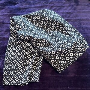 Old Navy Black and White Floral Geometric Capris